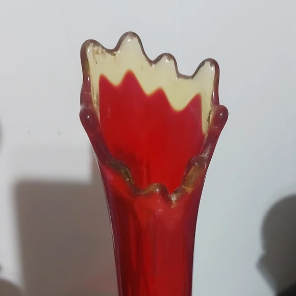 Elegant Red and Gold Glass Vase - Picture 2 of 4